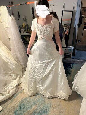Vintage short sleeved wedding gown size 12 (Dress #205)